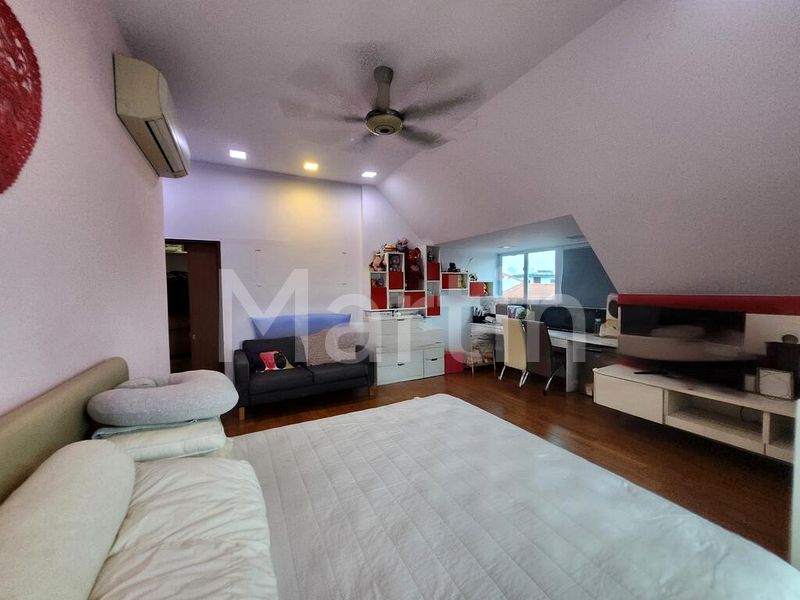 7 Bed Corner Terrace (Landed) for Sale in  Golden Hill Estate - Image 7